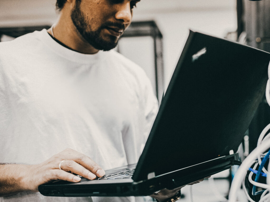 Person arbeitet an einem Laptop während einer Messe