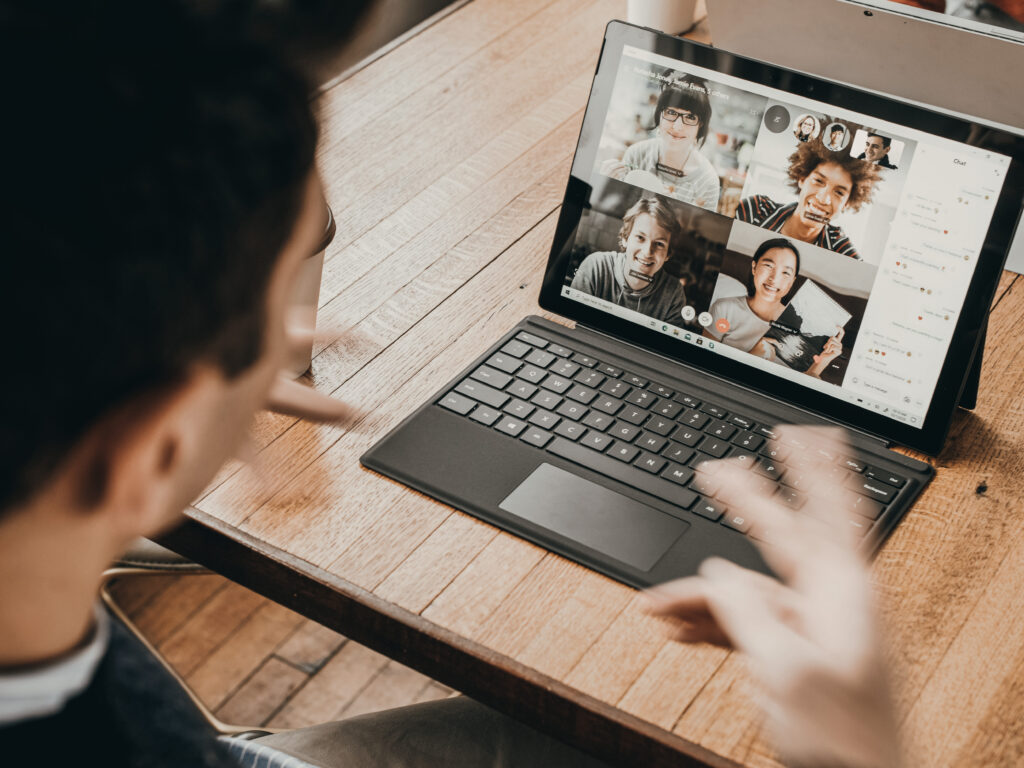 Person nimmt an einem Online-Meeting mit mehreren Teilnehmern teil