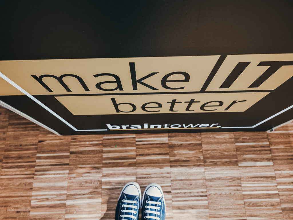 Braintower-Slogan 'make IT better' auf einer Messe