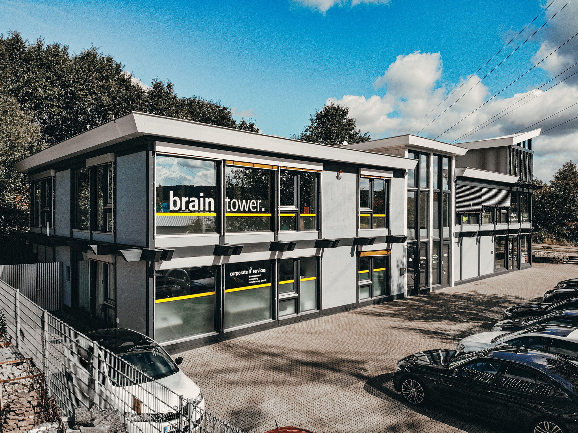 Braintower-Gebäude mit Firmenlogo und Parkplatz, Schlackenbergstrasse 41a, St. Ingbert