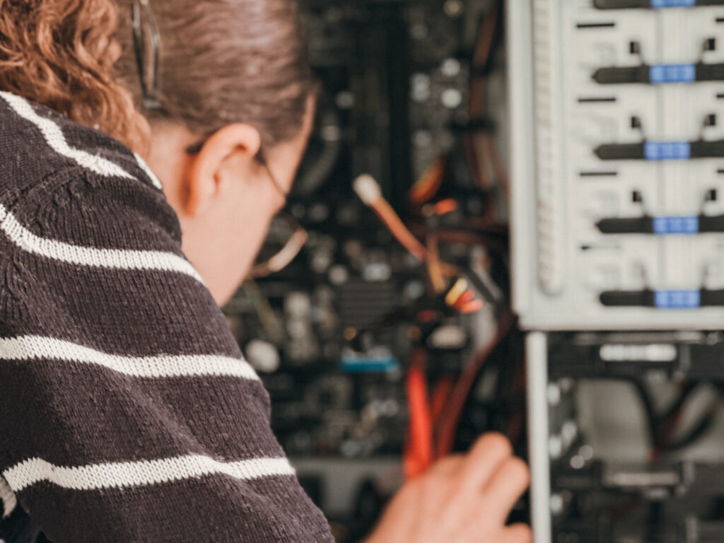 Mädchen baut beim Girls' Day einen PC bei Braintower zusammen