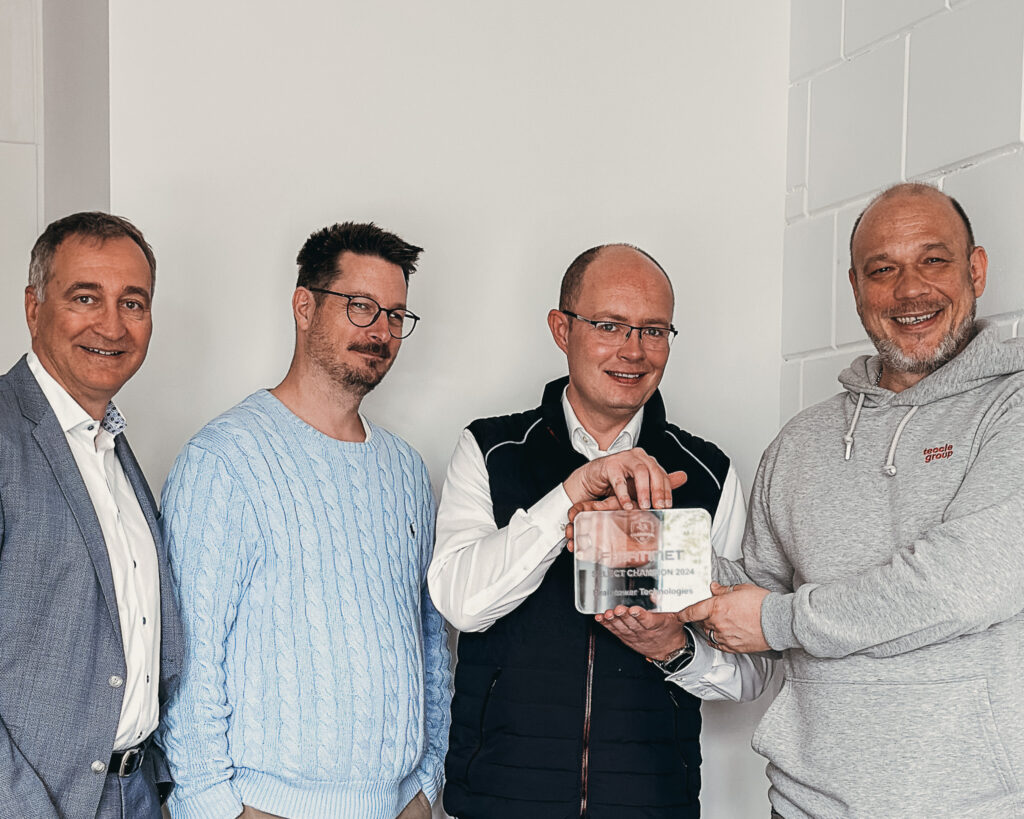 Gruppenbild bei der Übergabe des Awards "Fortinet Select Champion 2024"