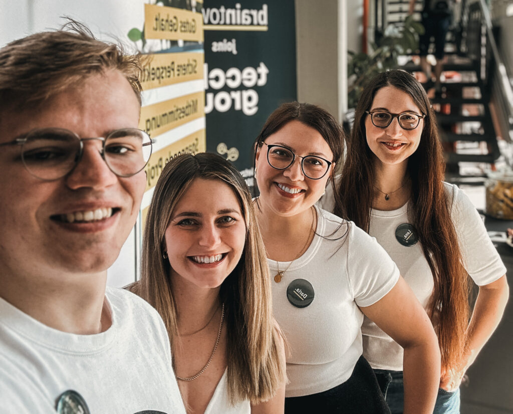 Messe Team vor Ort auf der next 2025 auf dem Campus der Universität Saarbrücken