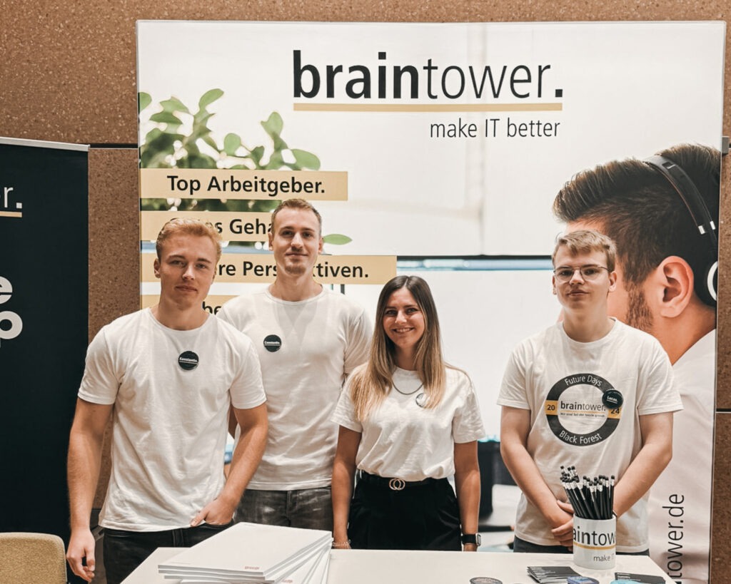 Gruppenbild vom Messe Team auf der ZZA 2025 am Messestand von Braintower