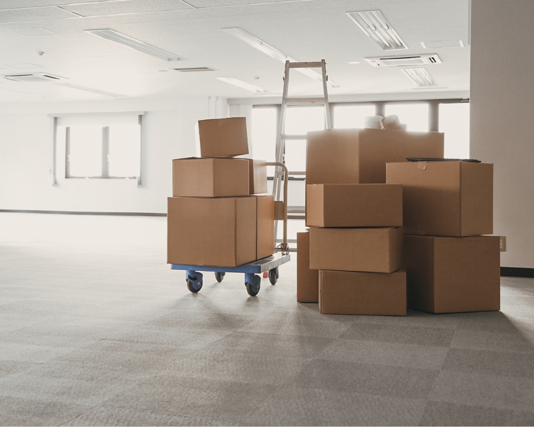 Gepackte Kisten in einem leeren Gebäude