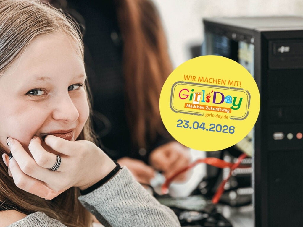 Teilnehmerin des Girls Day schaut in die Kamera und lächelt