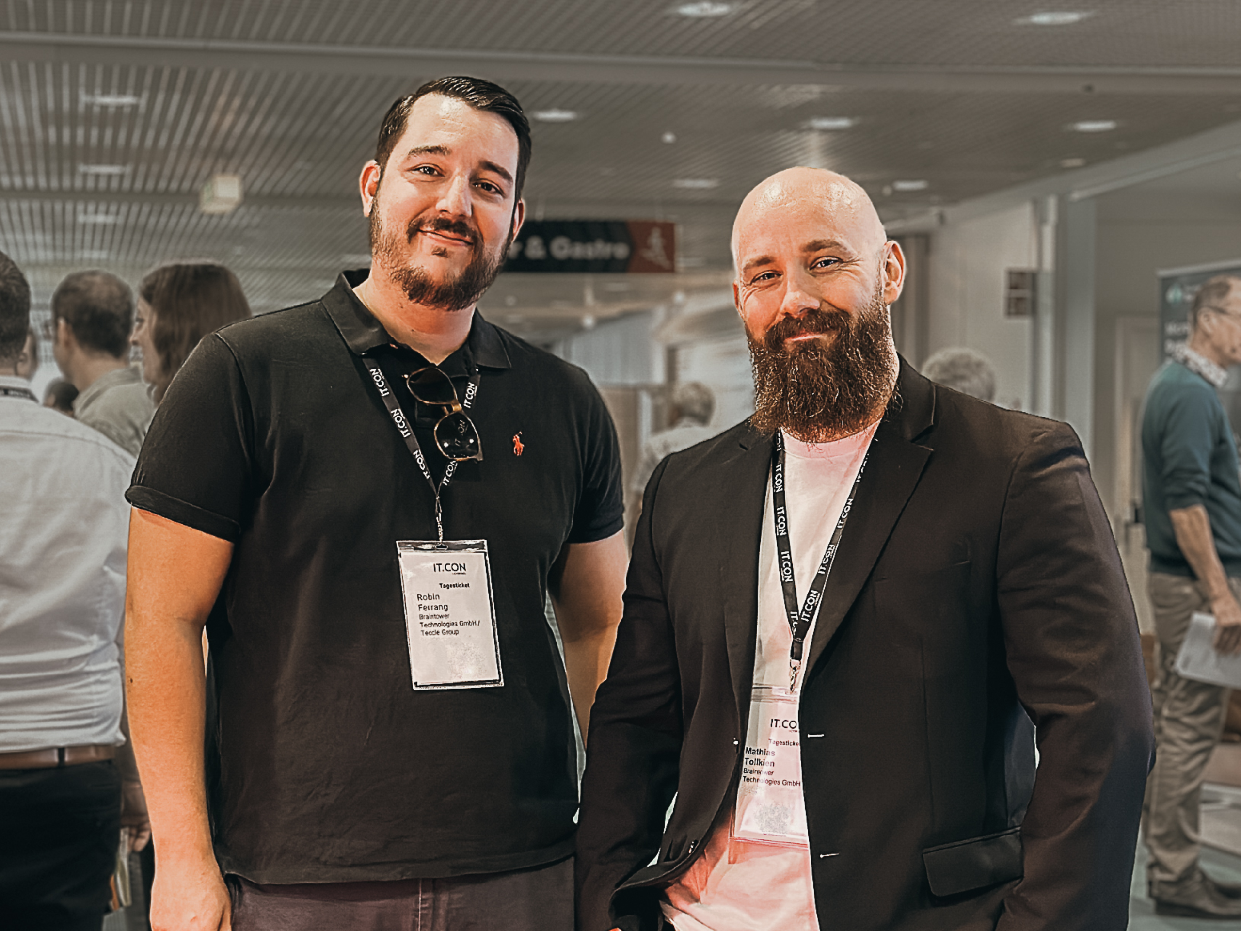 Zwei Mitarbeiter von Braintower vor Ort auf der IT.CON in Saarbrücken in der Saarlandhalle